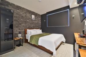 YonginYongin Hotel Wow的一间配有一张大床和一台平板电视的卧室