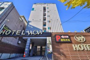 YonginYongin Hotel Wow的建筑物前的旅馆路牌