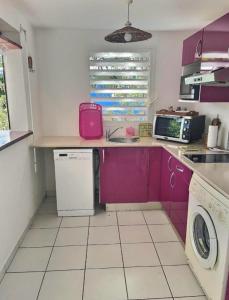 Eldhús eða eldhúskrókur á Gîte Orchidée piscine commune