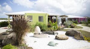 Garður fyrir utan Gîte Orchidée piscine commune