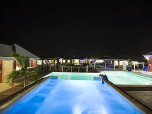 Sundlaugin á Gîte Orchidée piscine commune eða í nágrenninu