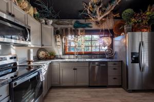 Kuchyň nebo kuchyňský kout v ubytování 4419 - 123RD ST CT W home + 29 fotografií