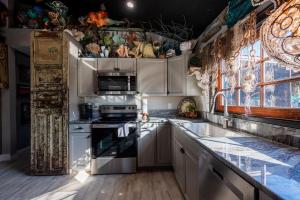 Kuchyň nebo kuchyňský kout v ubytování 4419 - 123RD ST CT W home