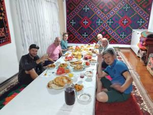 Imagen de la galería de Chyngyz Traditional Guest House, en Kyzart 8 fotos más