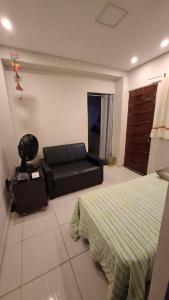 Χώρος καθιστικού στο Quarto Duplo com cama extra, banheiro privativo e cozinha