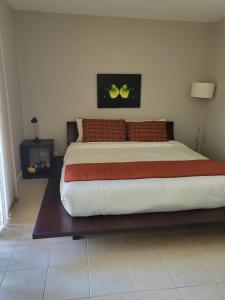 - une chambre avec un grand lit dans l'établissement Luxury Pacifico 3 Bedroom 2 Bath with 300 Mbps WI-FI, à Coco 26 autres photos