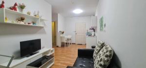 TV a/nebo společenská místnost v ubytování The Condo Hua Hin by yadaphi