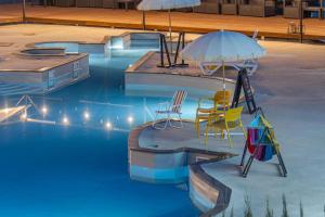 Bazén v ubytování Violin Glamping Caravan nebo v jeho okolí