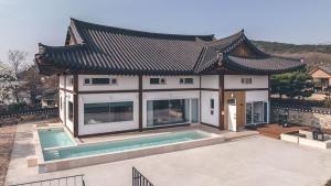 Bazén v ubytování Gyeongju Raum The Hanok Pool Villa nebo v jeho okolí