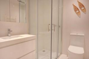 een badkamer met een douche, een toilet en een wastafel bij Kabuki 2 - The Residence in Mount Buller