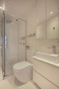 een badkamer met toilet, douche en wastafel bij Kabuki 2 - The Residence in Mount Buller