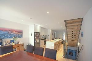 een keuken en eetkamer met een tafel en een trap bij Kabuki 2 - The Residence in Mount Buller +3 foto's