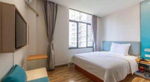 Ένα ή περισσότερα κρεβάτια σε δωμάτιο στο 7 Days Inn Huizhou Danshui Yi Center