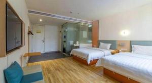 Ένα ή περισσότερα κρεβάτια σε δωμάτιο στο 7 Days Inn Huizhou Danshui Yi Center +51 φωτογραφίες