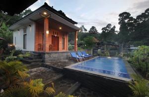Kolam renang di atau dekat dengan Dhanya Villa Karangasem by Parigata