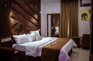 Giường trong phòng chung tại Hilton Euphoria Hotel