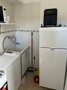 Η κουζίνα ή μικρή κουζίνα στο Apartamento barrio Candioti Sur +1 φωτογραφίες