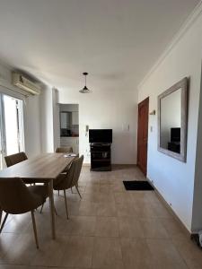 Μια τηλεόραση ή/και κέντρο ψυχαγωγίας στο Apartamento barrio Candioti Sur