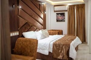 Giường trong phòng chung tại Hilton Euphoria Hotel