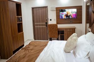 Giường trong phòng chung tại Hilton Euphoria Hotel