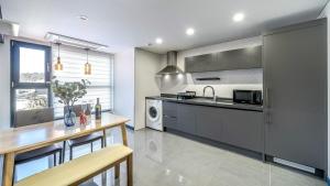 Η κουζίνα ή μικρή κουζίνα στο Gampo Beach Hill Pool Villa