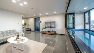 Πισίνα στο ή κοντά στο Gampo Beach Hill Pool Villa