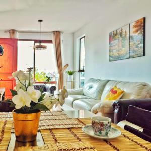 a living room with a couch and a table at Sweet Home Oxapampa in Oxapampa
