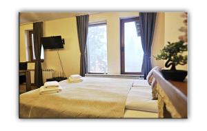 Un dormitorio con una cama grande con toallas. en Grand Studio B27, en Pamporovo