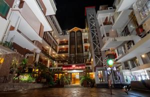 una strada vuota in una città di notte di Hotel Elegant Kathmandu Inn a Kathmandu