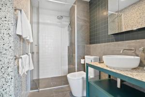 une salle de bain avec un lavabo et des toilettes dans l'établissement Modern Studio with Rooftop and BBQ Access, à North Fremantle 35 autres photos