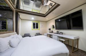 TV a/nebo společenská místnost v ubytování Gwangju Cheomdan View Hotel