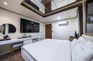 Postel nebo postele na pokoji v ubytování Gwangju Cheomdan View Hotel
