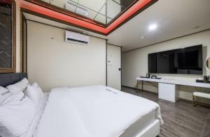 Postel nebo postele na pokoji v ubytování Gwangju Cheomdan View Hotel