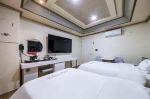 Postel nebo postele na pokoji v ubytování Gwangju Cheomdan View Hotel