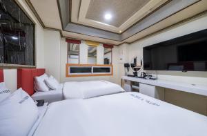 Postel nebo postele na pokoji v ubytování Gwangju Cheomdan View Hotel