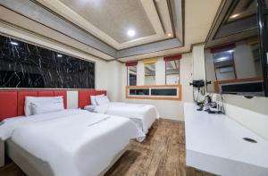 Postel nebo postele na pokoji v ubytování Gwangju Cheomdan View Hotel