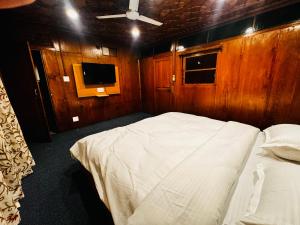 Hayat Group of houseboats客房内的一张或多张床位