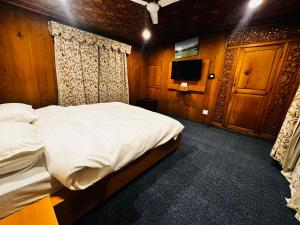 Hayat Group of houseboats客房内的一张或多张床位