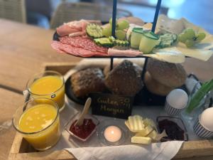 een dienblad met eten op een tafel met een bord met eten bij Weberhof-Münster Glamping in Münster