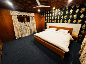 斯利那加Hayat Group of houseboats的房间里有一张大床的卧室