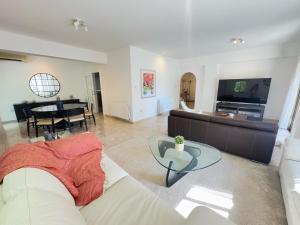 una sala de estar con un sofá y una mesa en Wealthystays Stasandrou Residence, en Nicosia