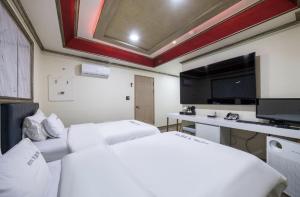 Postel nebo postele na pokoji v ubytování Gwangju Cheomdan View Hotel