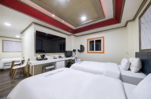 Postel nebo postele na pokoji v ubytování Gwangju Cheomdan View Hotel