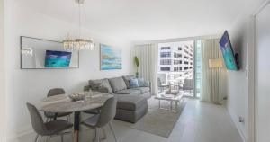 Televisyen dan/atau pusat hiburan di Modern Condo by the Beach, Water Taxi Stop, Prime Location!