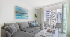 Ruang duduk di Modern Condo by the Beach, Water Taxi Stop, Prime Location!