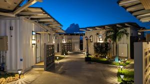 einen Gang zwischen zwei Gebäuden in der Nacht in der Unterkunft ZUMI TERRACE うちなーみやリゾート宮古島 in Miyako-jima