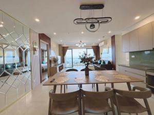 Una cocina y un comedor con mesa y sillas. en The Song Apartment Vũng Tàu, en Vung Tau