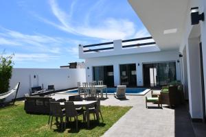 a house with a patio with a table and chairs at Maison de Chacha in Hammamet
