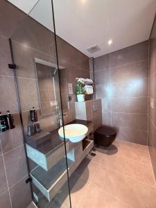 Un baño con ducha, lavabo e inodoro. en Holiday Hotel Van Don, en Tài Xá
