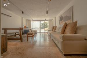 una sala de estar con un sofá y una mesa en Amazing 4BR Villa with Ocean View in Castillogrande, en Cartagena de Indias